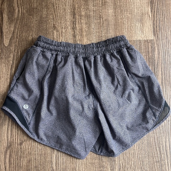 Lululemon shorts NWOT - size 4 - Picture 2 of 2